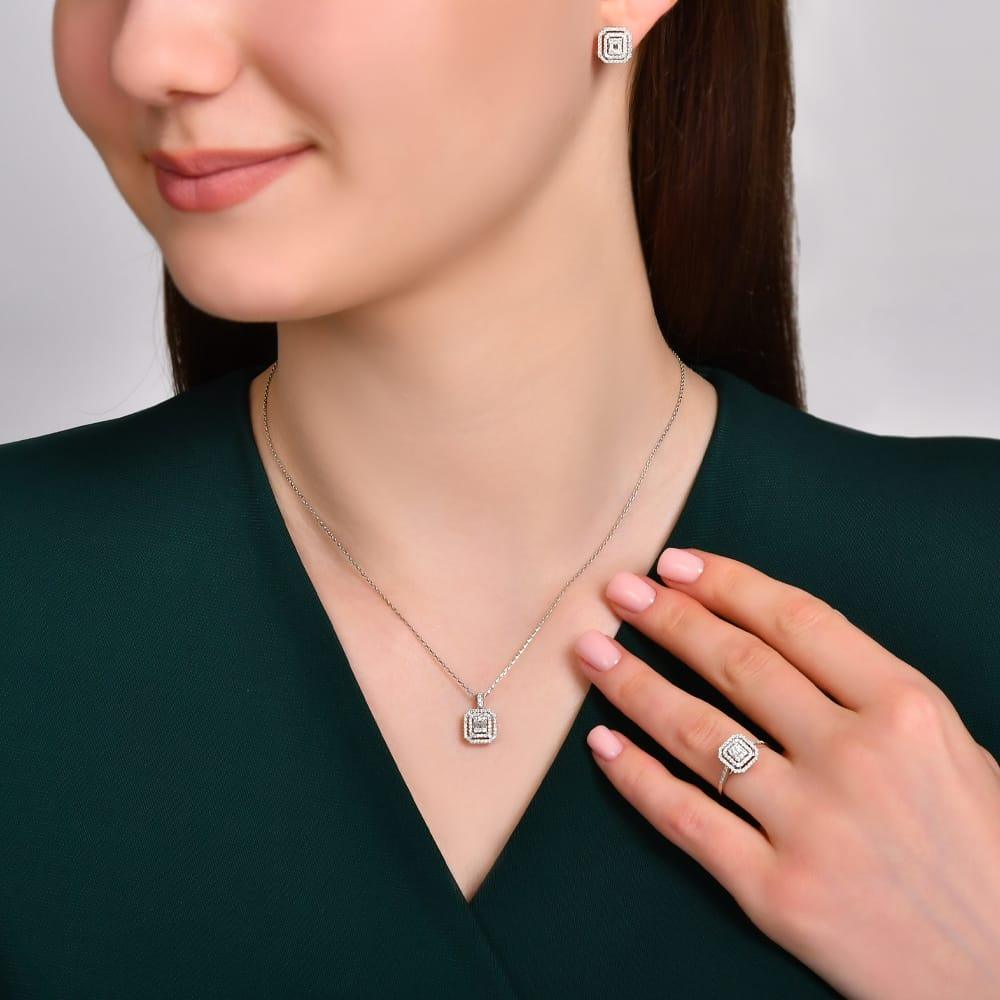 0.44 Karat Laranj Baget Pırlanta Küpe