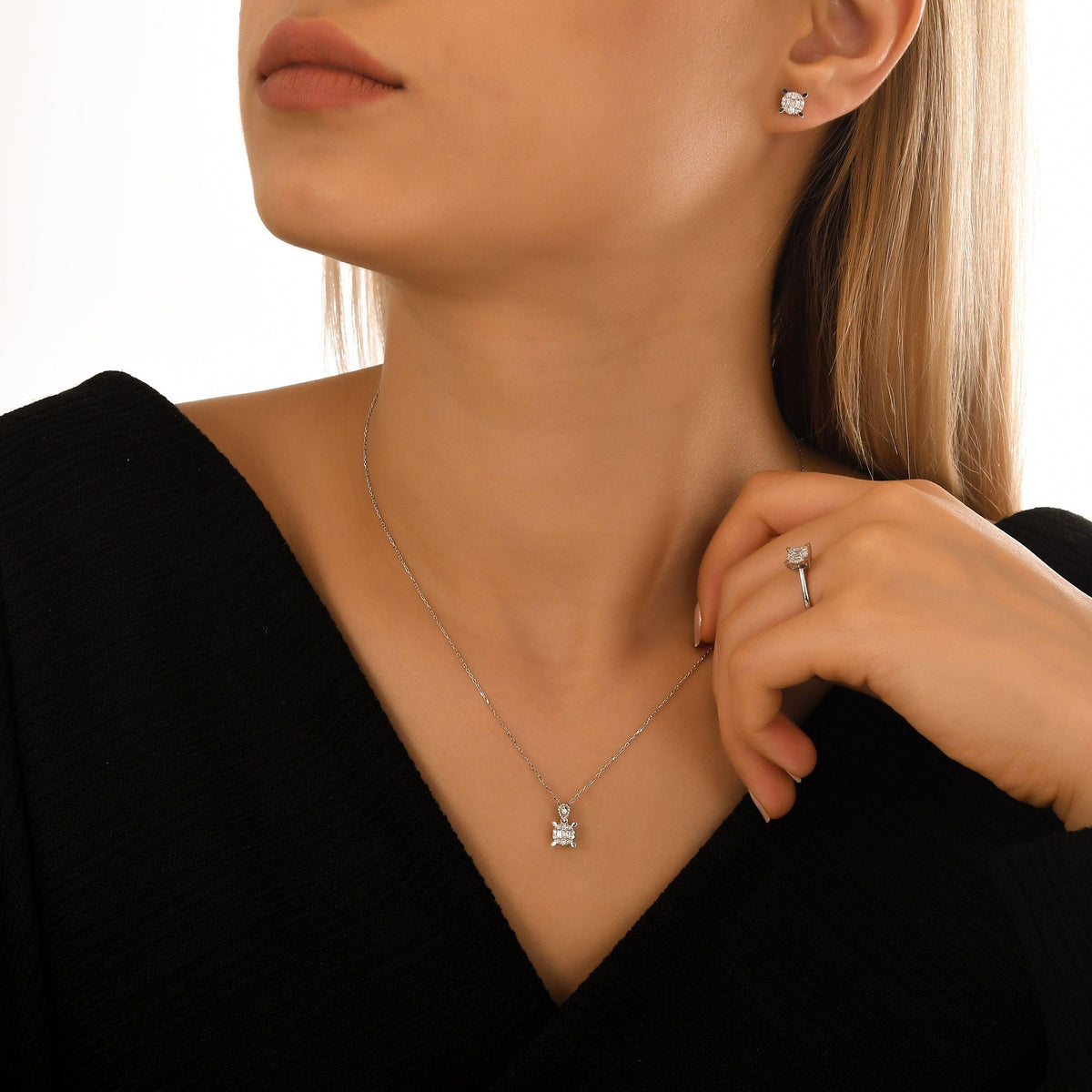 0.17 Karat Katherine Baget Pırlanta Kolye