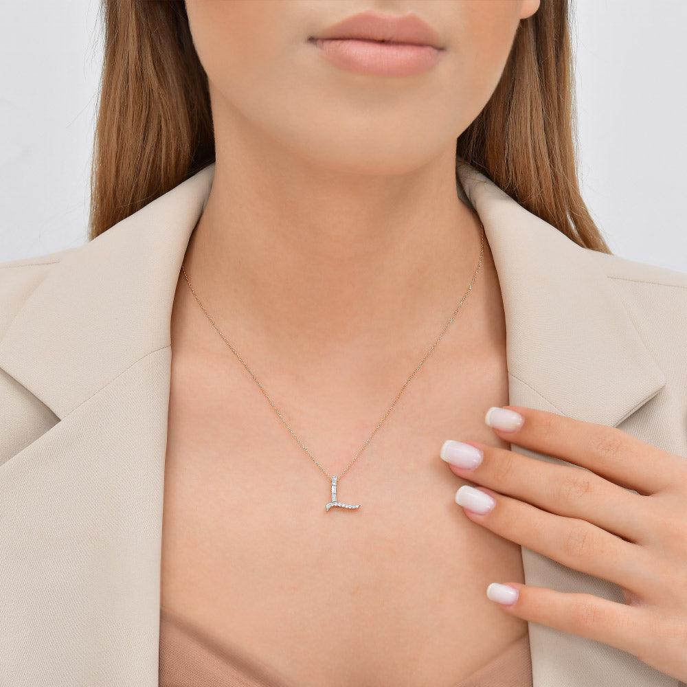 0.26 Karat Baget Pırlanta L Harf Kolye