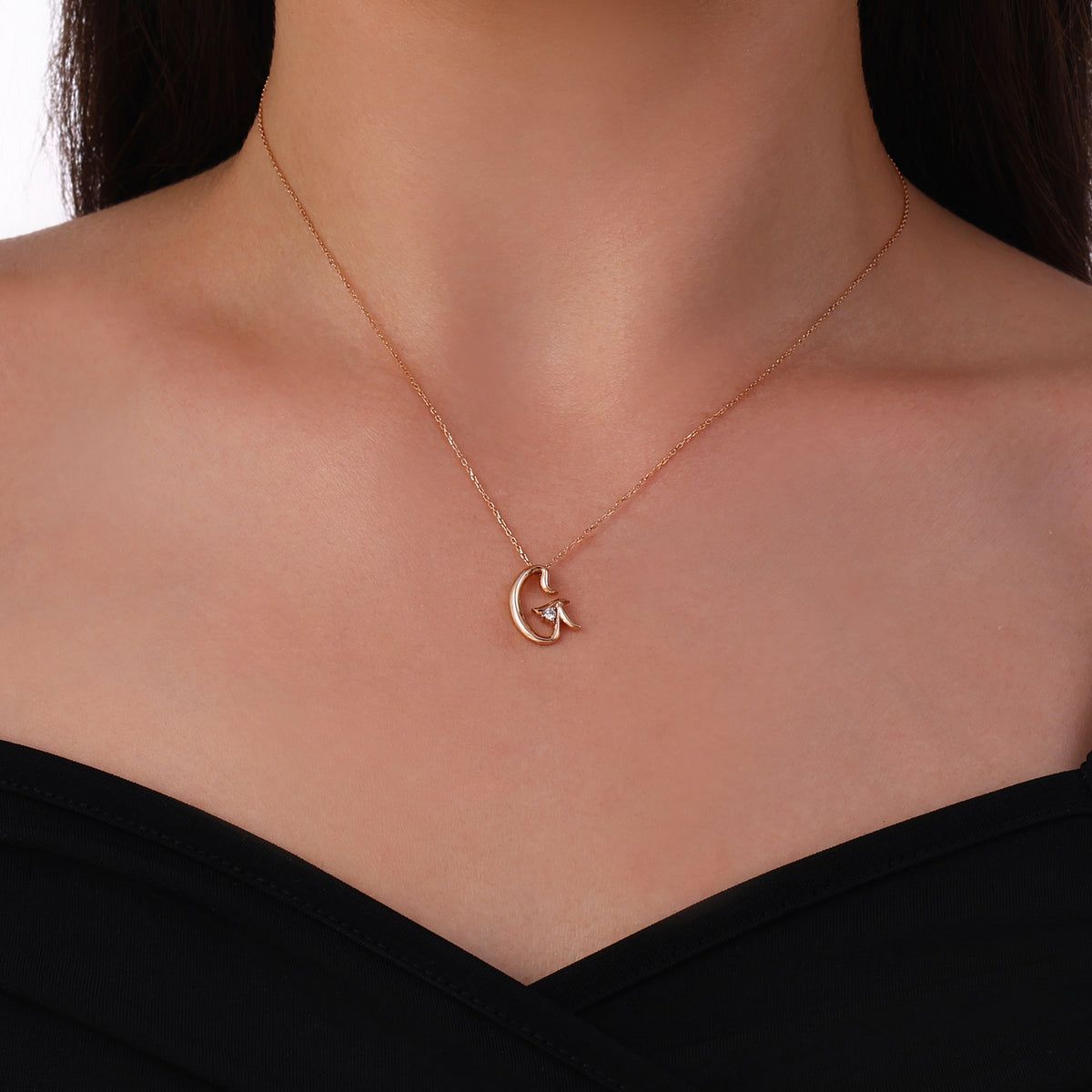 0.03 Karat Pırlanta G Harf Kolye