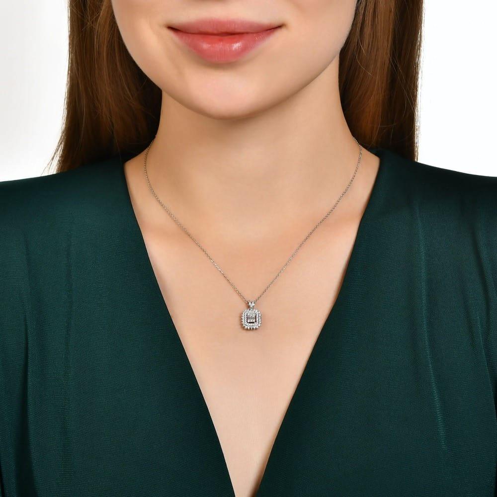 0.52 Karat Avery Pırlanta Baget Kolye