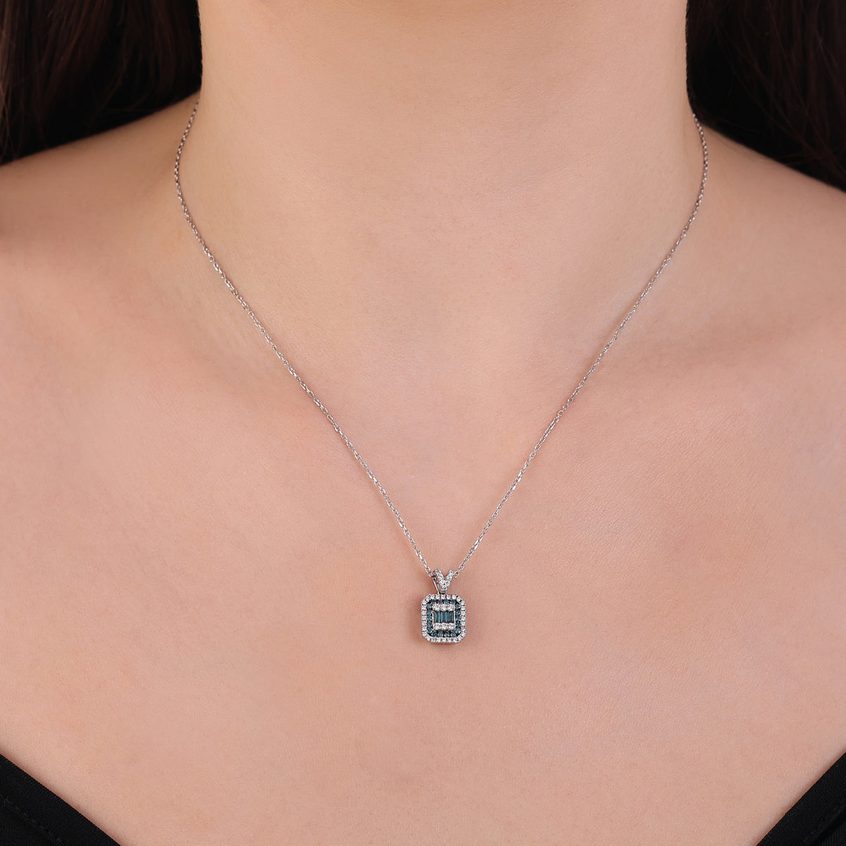 0.55 Karat Deep Blue Baget Kolye