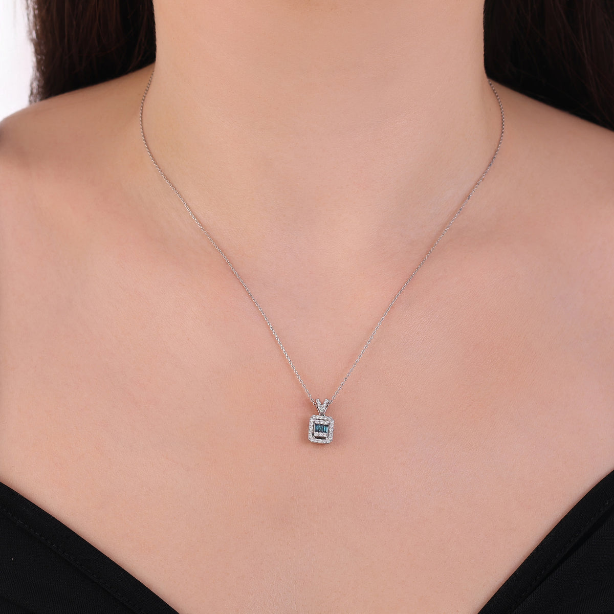0.29 Karat Deep Blue Baget Kolye